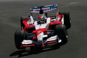 Ricardo Zonta launching the TF106 through the corkscrew